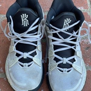 Mens Nike Kyrie Basketball Shoes Size 10